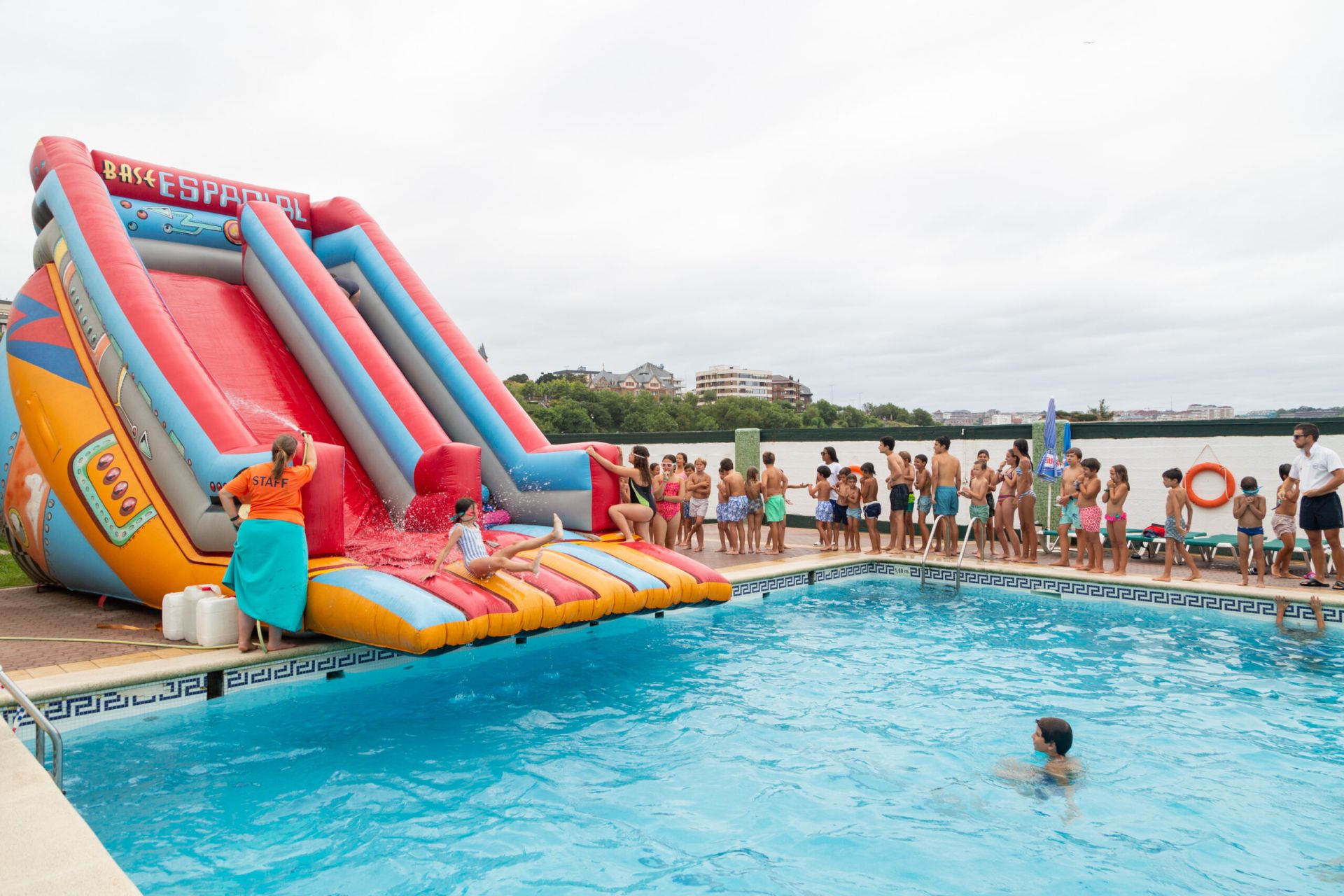 ♔ Álbum de fotografías de la fiesta con hinchables en el Club Juvenil