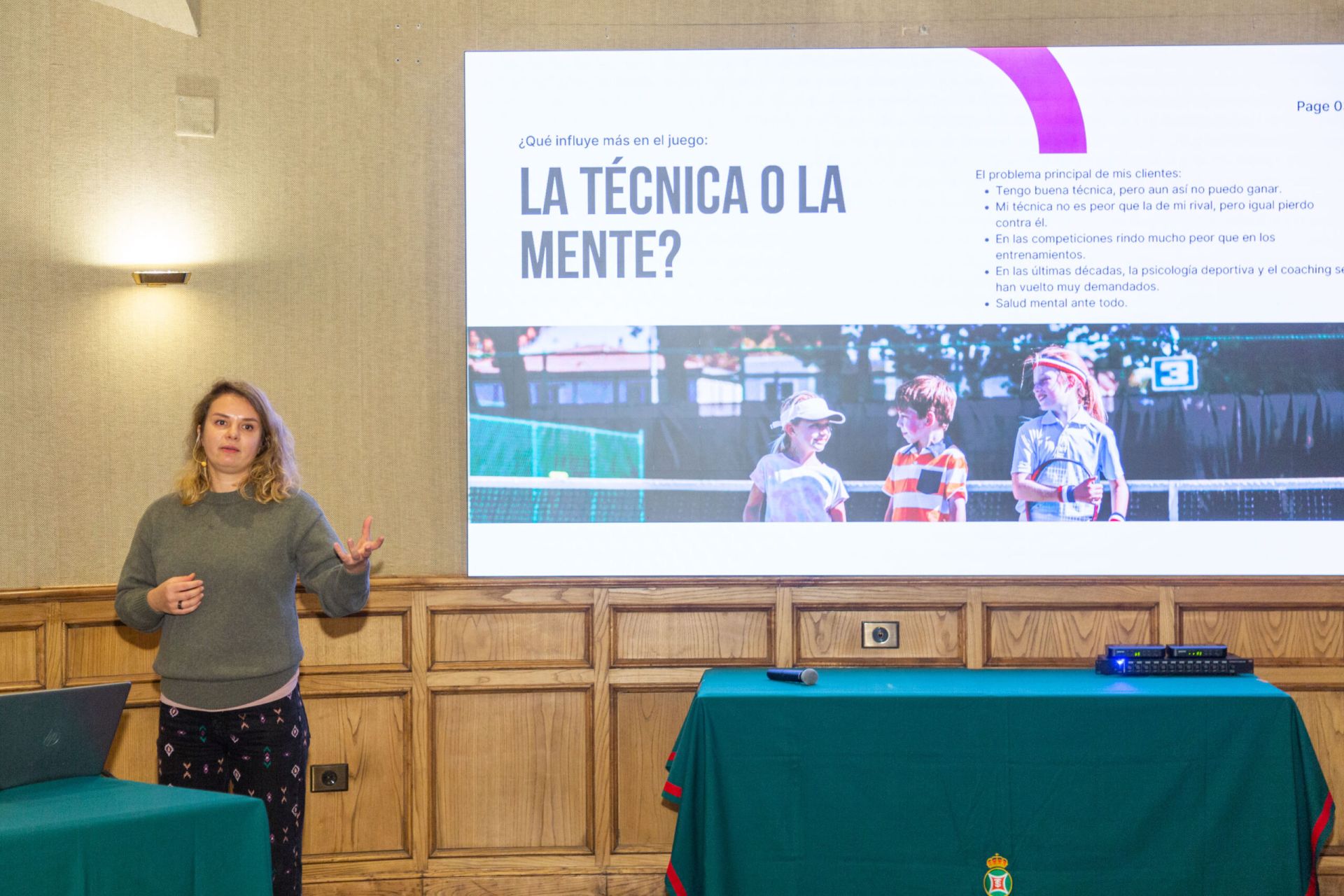♔ Álbum de fotografías y vídeo de la conferencia ‘Cómo mantener la confianza y la concentración en un partido’