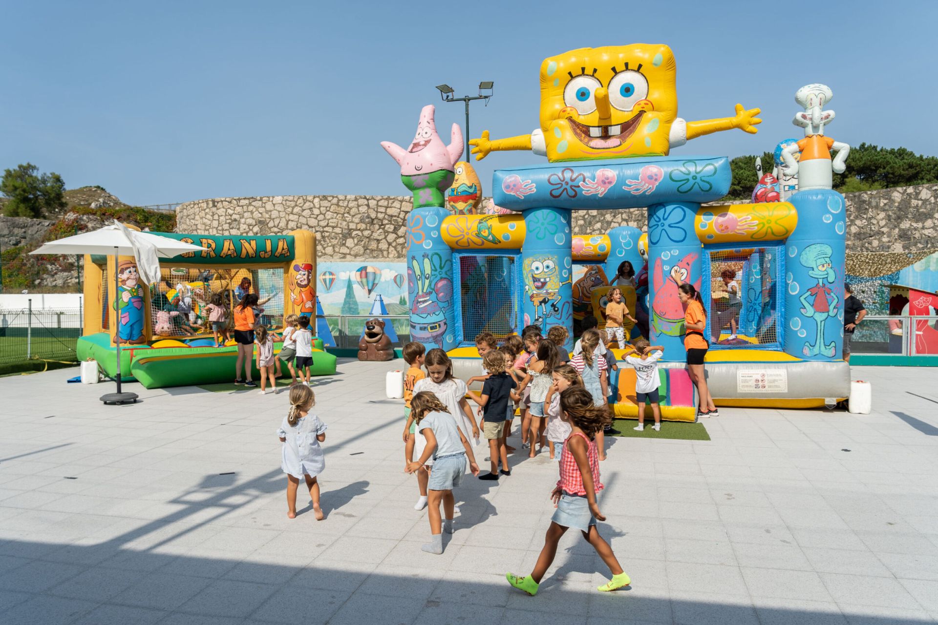 ♔ Álbum de fotografías de la Fiesta de Hinchables en el Club Juvenil